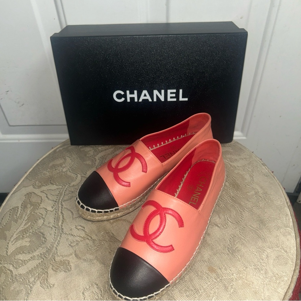 CHANEL LAMBSKIN Leather Pin/ Black Espadrilles Sz 36 full inclusion